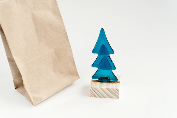 Jouet sapin de Noël avec paquet artisanal
 - Photo, image