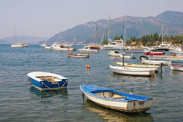 Bateaux de pêche sur l'eau près du village balnéaire de Seljanovo. Baie de Kotor (mer Adriatique), Tivat, Monténégro
 - Photo, image