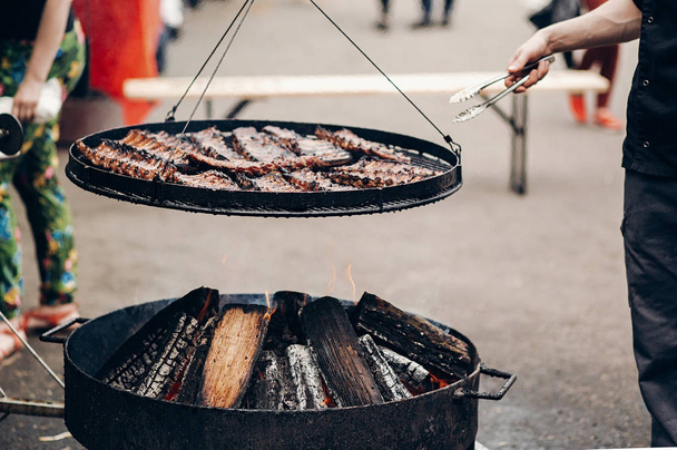 chef cooking smoked ribs - Foto, immagini