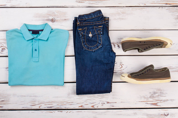 Modré polo, Džínové kalhoty, obuv. - Fotografie, Obrázek