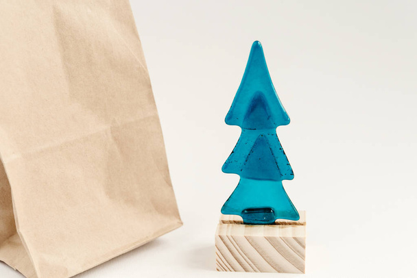 Hračka vánoční stromeček s balíčkem řemesla - Fotografie, Obrázek