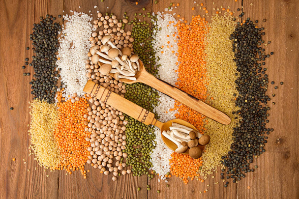 Colección de granos de cereales crudos sobre fondo de madera. Couscous, grita
 - Foto, imagen