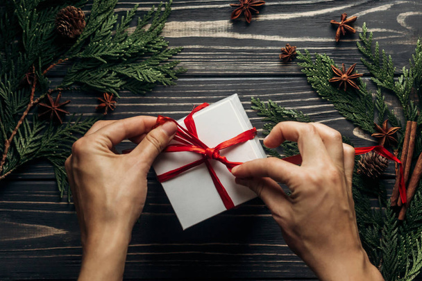 mãos embrulhando presentes de Natal
 - Foto, Imagem