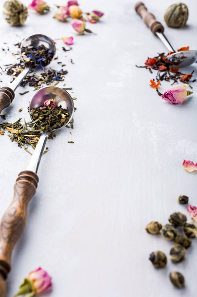 Фон з різними видами чайного листя
 - Фото, зображення