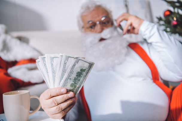 Père Noël claus avec de l'argent en main
 - Photo, image