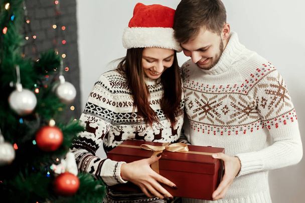 man giving Christmas present to woman - Foto, Bild