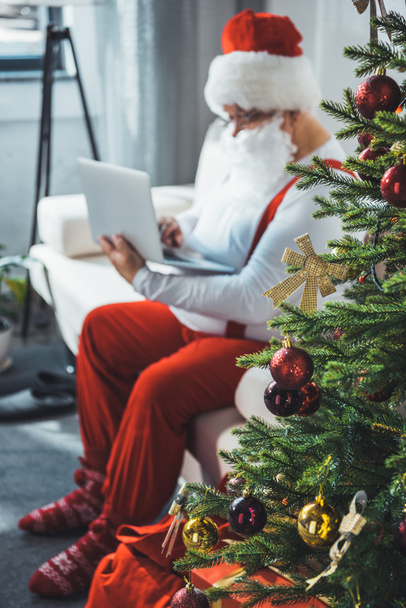 Санта Клаус використовує ноутбук
 - Фото, зображення