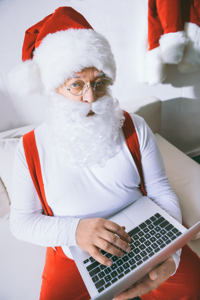 Kerstman met laptop - Foto, afbeelding