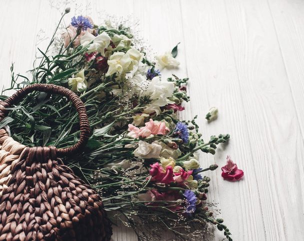 χρώμα λουλούδια σε Λυγαριά τσάντα - Φωτογραφία, εικόνα