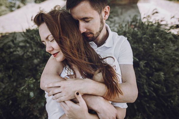 man knuffelen zijn vrouw - Foto, afbeelding