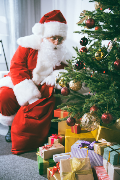 santa claus with christmas gift - Foto, afbeelding