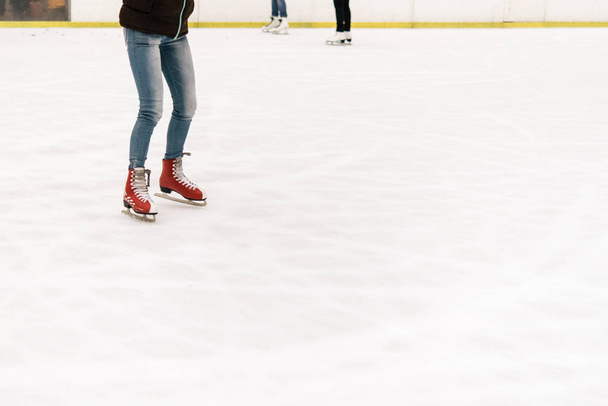patinador piernas en pista de patinaje
 - Foto, imagen