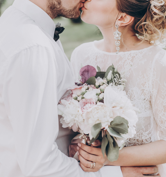 Brautpaar küsst sich - Foto, Bild