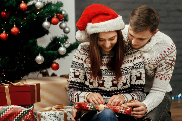 Noel hediyesini açan kadın - Fotoğraf, Görsel