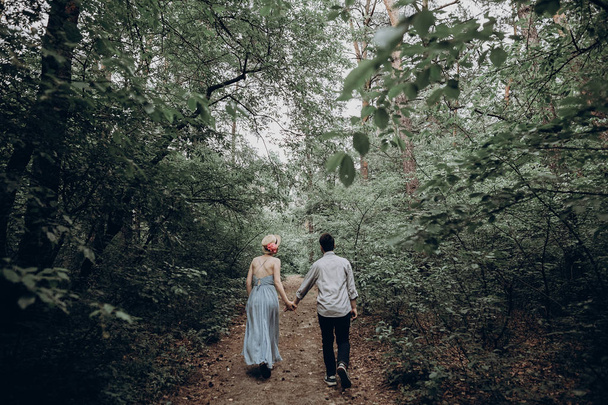 Para spacerująca w lesie - Zdjęcie, obraz