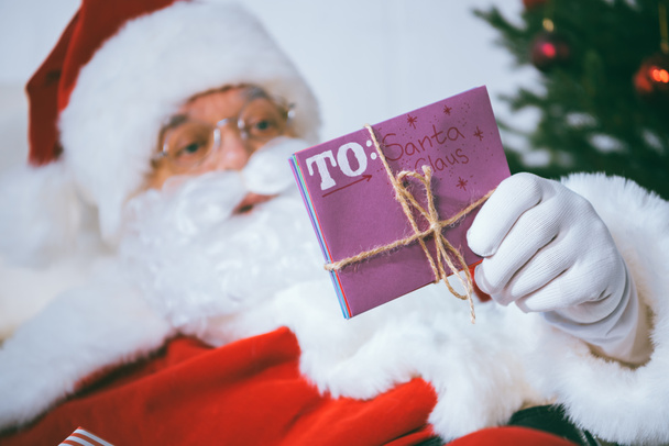Санта-Клаус с письмом в руке
 - Фото, изображение