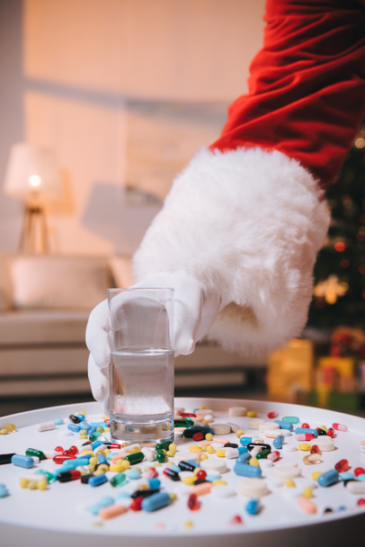 Kerstman met glas water - Foto, afbeelding