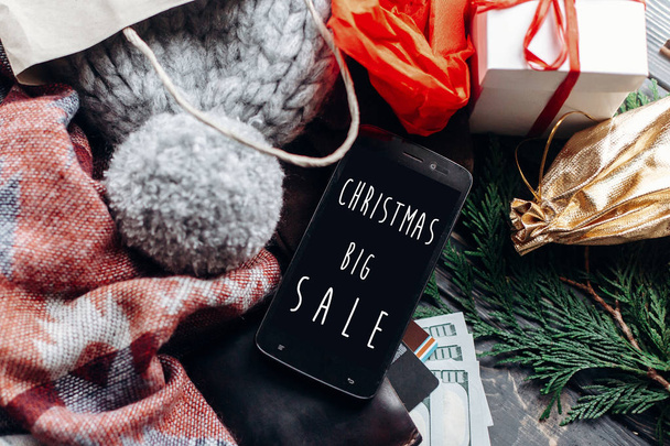 Boże Narodzenie sprzedaż tekst na ekranie telefonu - Zdjęcie, obraz