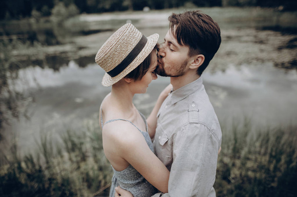 hombre abrazando chica en el lago
 - Foto, imagen
