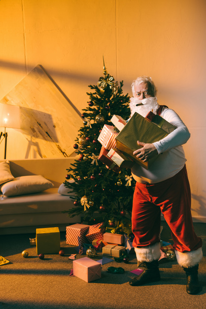 cattivo Babbo Natale con regali e sigari
 - Foto, immagini