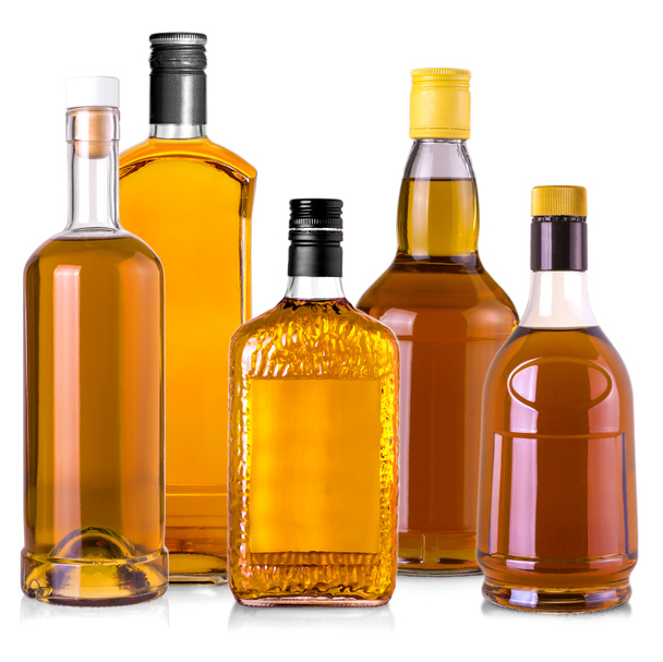Set di belle bottiglie di whisky su sfondo ben illuminato
. - Foto, immagini