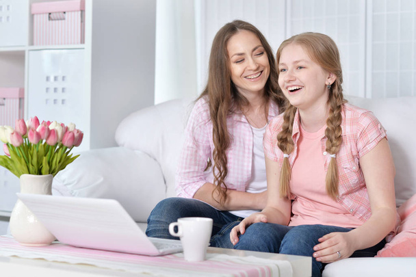 Mother and daughter with laptop - Foto, Imagen