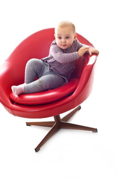 Babygirl op een stoel - Foto, afbeelding