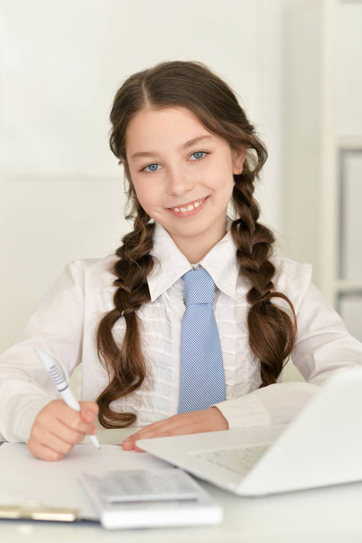 Cute girl  doing homework - Foto, afbeelding