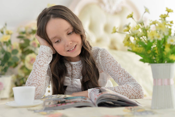 little girl reading magazine - Fotografie, Obrázek