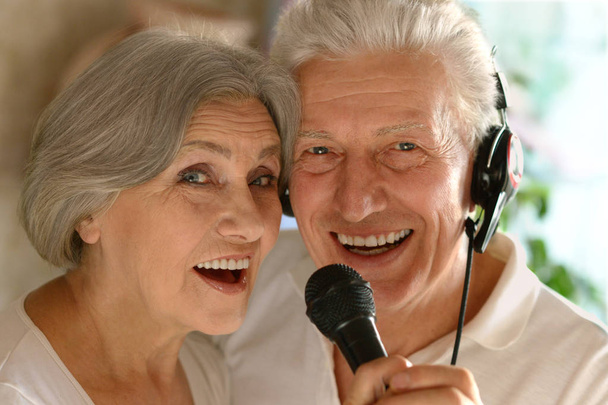 senior couple singing karaoke - Фото, зображення