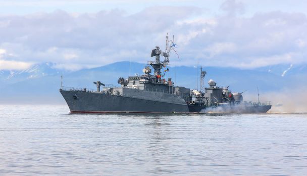Ρωσικό πολεμικό πλοίο που πηγαίνει κατά μήκος της ακτής - Φωτογραφία, εικόνα