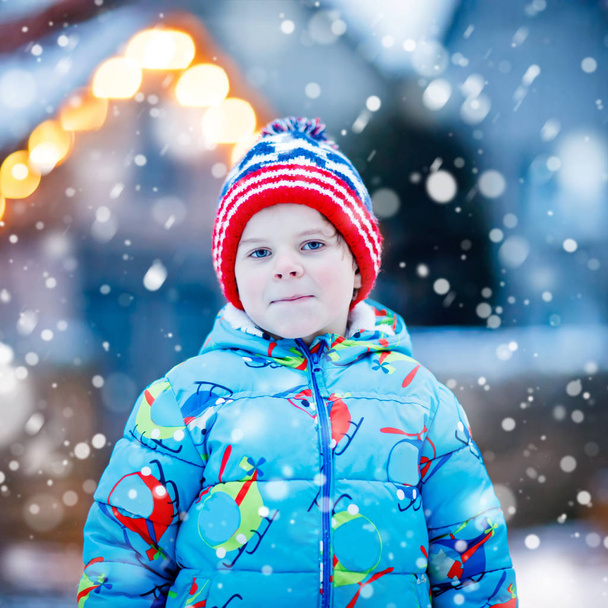 gelukkig kid jongen hebben plezier met sneeuw in de winter - Foto, afbeelding