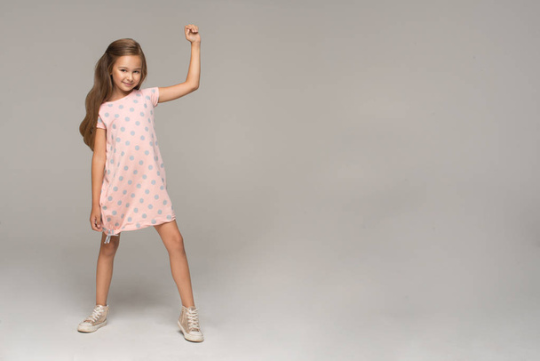 νεαρό κορίτσι στο ροζ φόρεμα  - Φωτογραφία, εικόνα