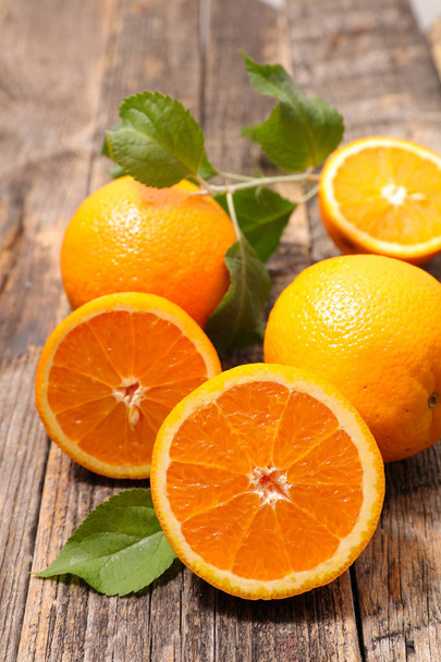 fresh oranges and leaves - Zdjęcie, obraz