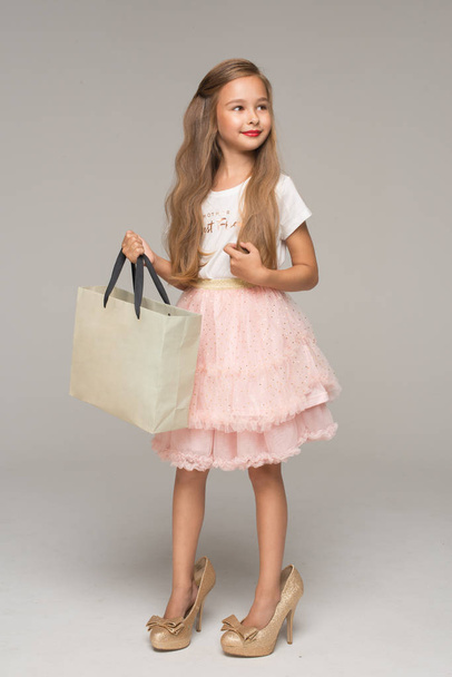 Το χαριτωμένο κοριτσάκι σε ροζ φούστα  - Φωτογραφία, εικόνα