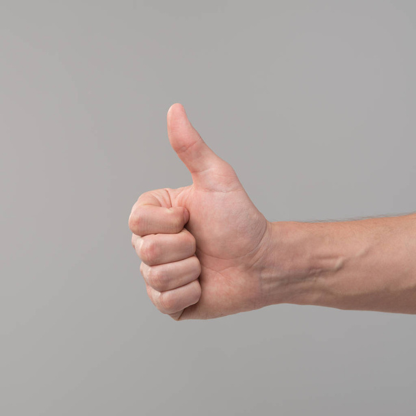 Männliche Hand zeigt Geste - Foto, Bild