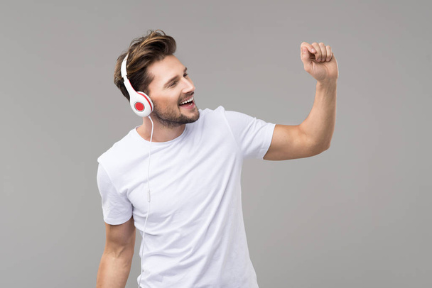 Young man listening music - Foto, afbeelding
