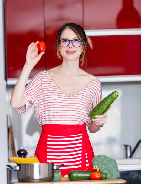 Giovane donna cucina Vegan cibo
 - Foto, immagini