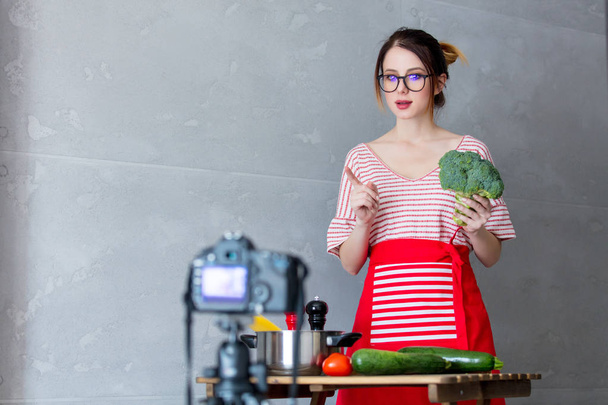 Mujer joven cocinando comida vegana
 - Foto, Imagen