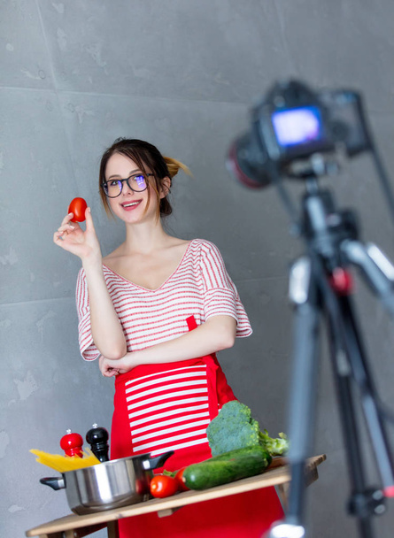 Jonge vrouw veganistisch koken voedsel - Foto, afbeelding