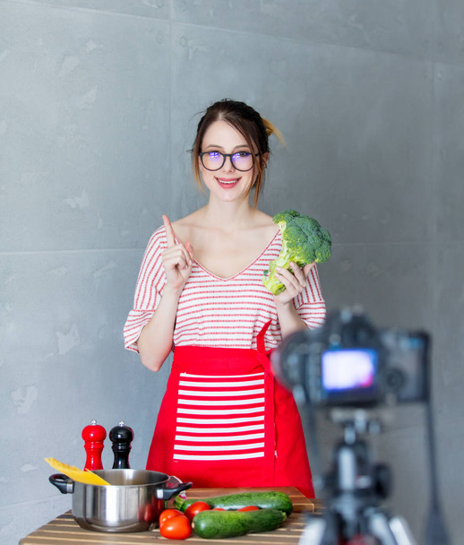 Mujer joven cocinando comida vegana
 - Foto, imagen