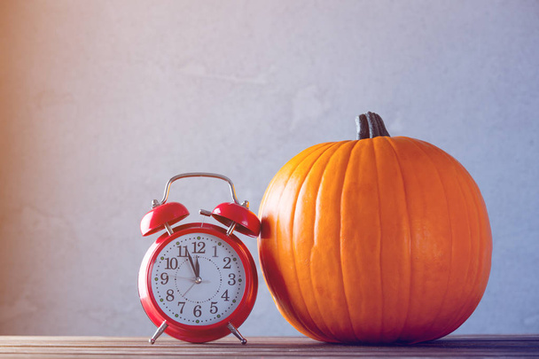 Fresh Autumn pumpkin and retro alarm clock - Foto, Imagen