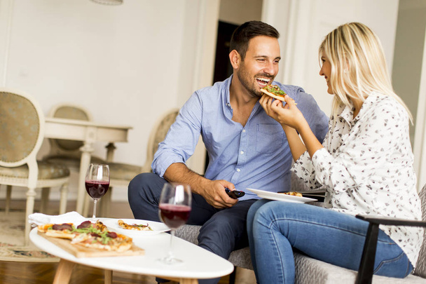 Preciosa pareja joven comiendo pizza
 - Foto, Imagen