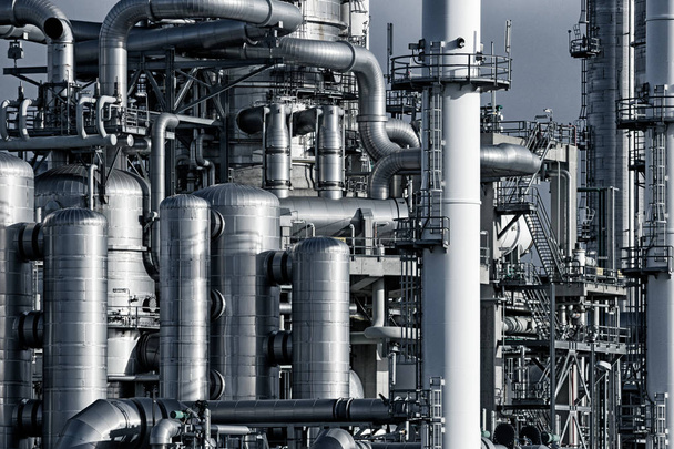 leidingen olie industrie fabriek - Foto, afbeelding