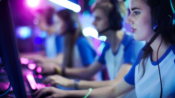 Team of Professional eSport Pelaajat Pelaa kilpailukykyisiä videopelejä Cyber Games Tournament. He käyttävät mikrofoneja
. - Valokuva, kuva