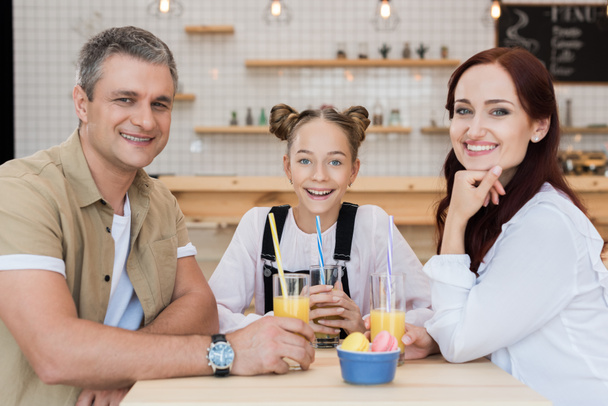 beautiful family in cafe - Foto, afbeelding