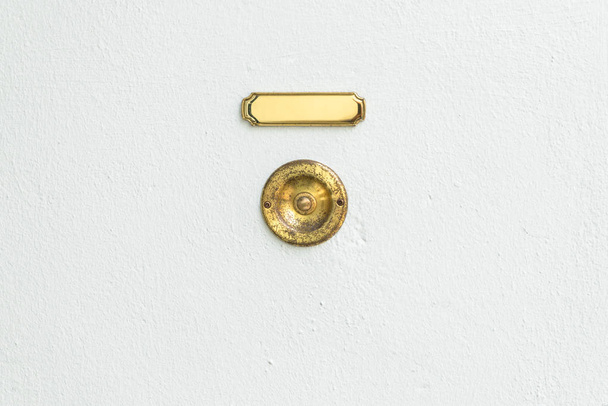 Старый винтажный дверной звонок с пустыми именными номерами
 - Фото, изображение