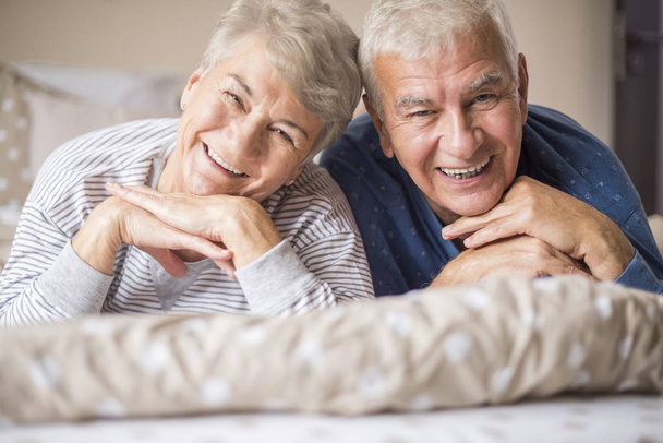 Oudere paar liggend in bed - Foto, afbeelding