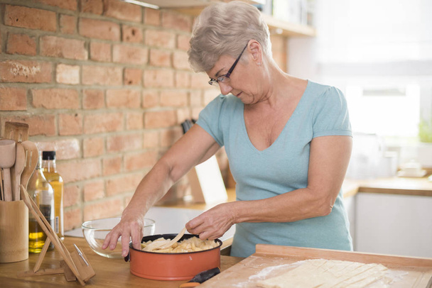mujer preparando pastel de manzana
 - Foto, Imagen