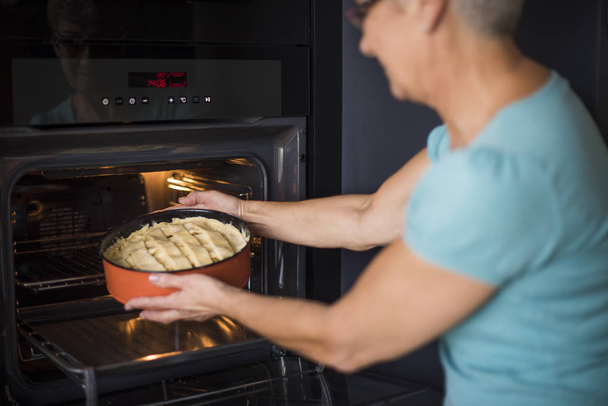 женщина готовит яблочный пирог
 - Фото, изображение